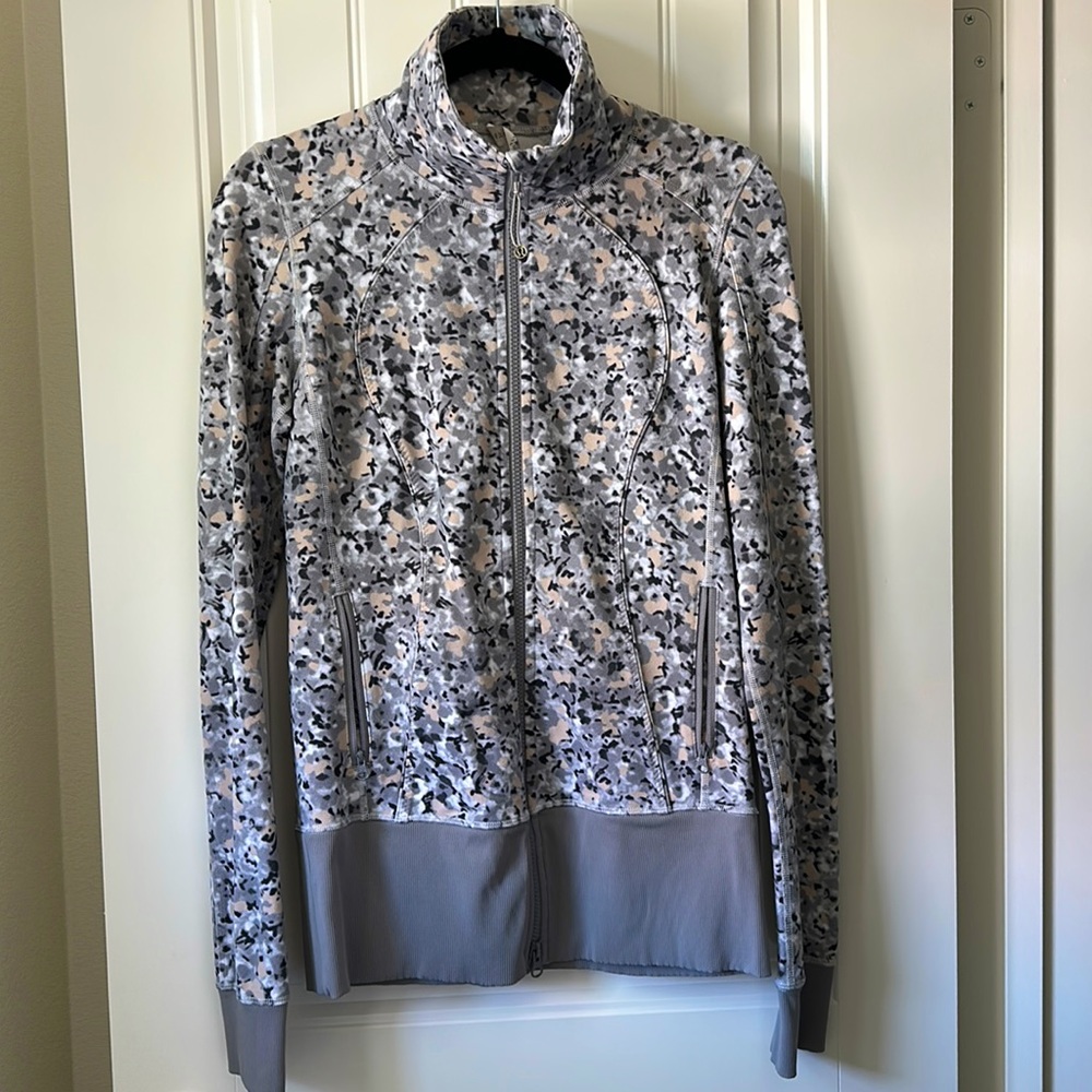 Lululemon two way zipper. Great used condition ✨